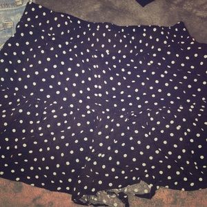 Super cute light weight polka dot shorts😍